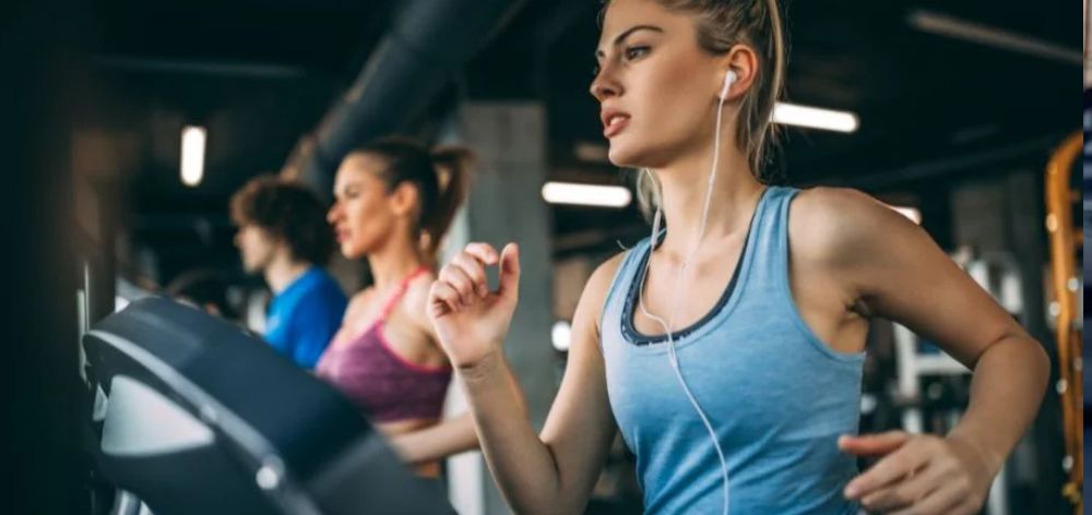 6 ejercicios que puedes hacer en el gimnasio de tu departamento